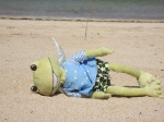 Grüner IKEA Frosch am Strand